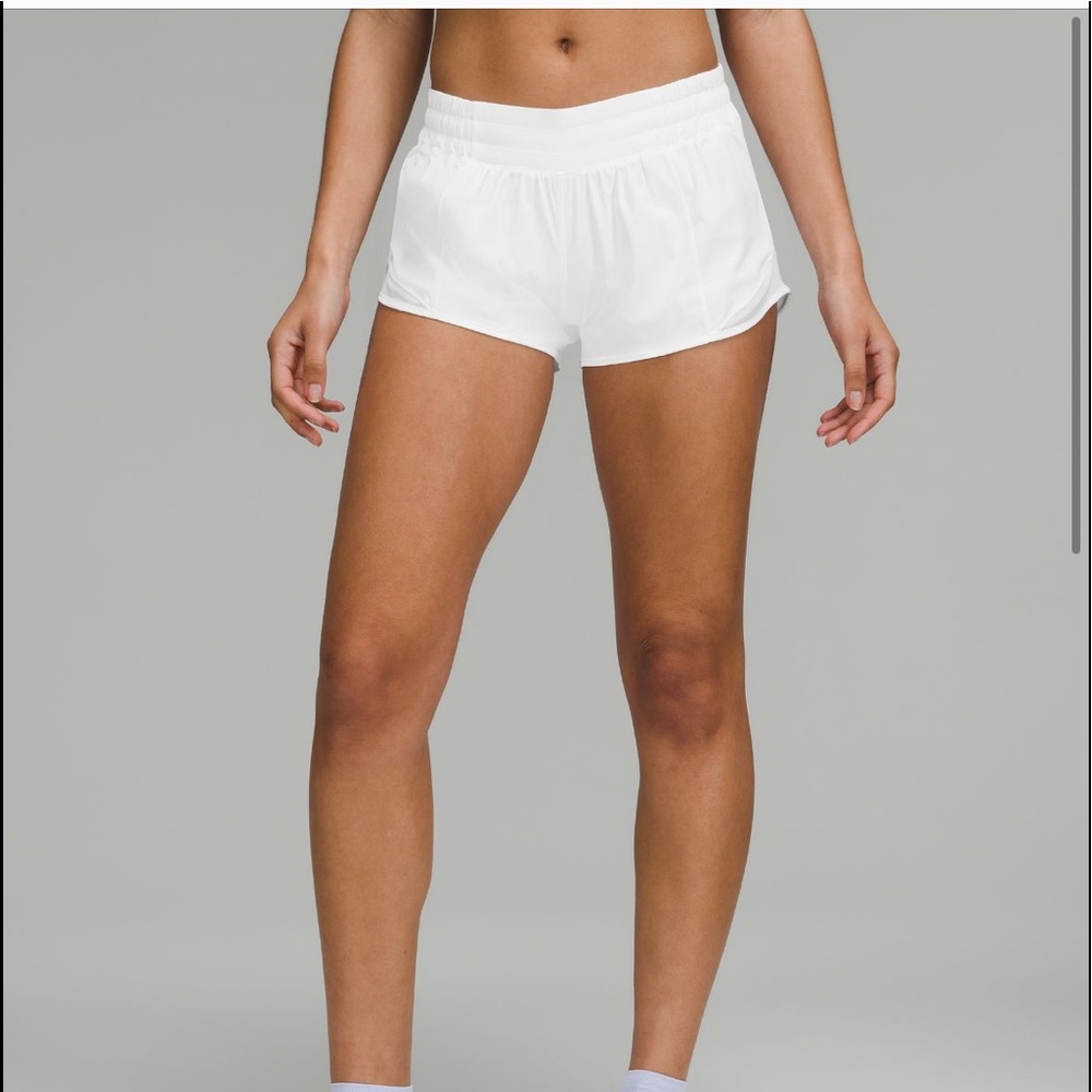 NWOT // Lululemon // White // 2.5 in // Hotty hot shorts // size 6